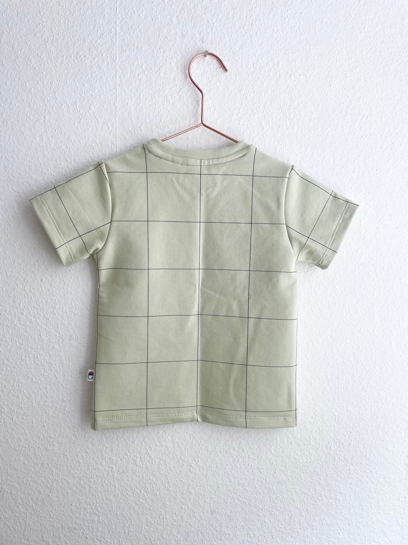 cool T-shirt in light green with minimalist grid print image 5