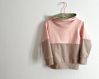 cooler Hoodie (oder Sweater) in hellem rosa und weichem graubraun