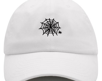 Op de afbeelding: Witte baseballpet met een zwart geborduurd spinnenweb en spin.