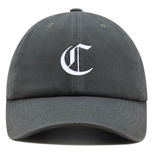Gorra de béisbol de algodón bordada con la letra C en inglés antiguo, de primera calidad, con el alfabeto inglés