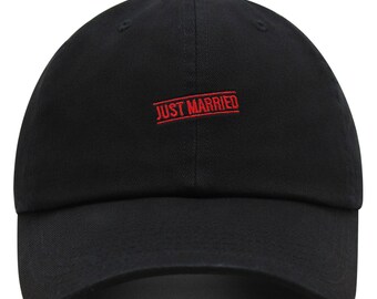 Może przedstawiać: Czarna czapka z daszkiem z haftowanym czerwonym napisem "JUST MARRIED" z przodu.