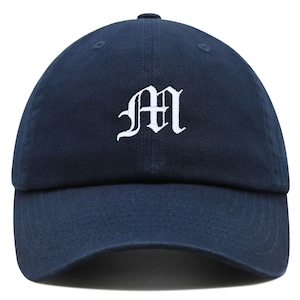 Gorra de béisbol de algodón bordada con la letra M en inglés antiguo, de primera calidad, con el alfabeto inglés