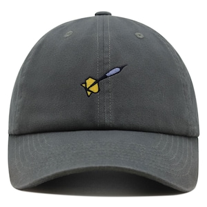 Puede incluir: Una gorra de béisbol verde oscuro con un dardo amarillo y azul bordado en la parte delantera.