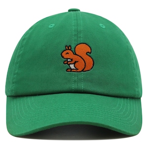 Peut inclure: Une casquette de baseball verte avec un écureuil orange brodé sur le devant.