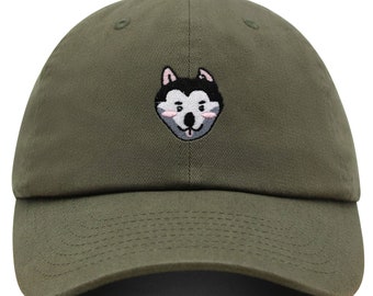 Könnte beinhalten: Eine grüne Baseballkappe mit einem gestickten Cartoon-Husky-Gesicht. Der Husky hat schwarze Augen, eine rosa Nase und eine schwarze Zunge, die herausstreckt.
