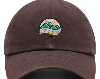 Berg Sonnenuntergang Emblem Dad Hat: Bestickte Baseballkappe aus Baumwolle