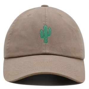 Könnte beinhalten: Eine Khaki-Baseballkappe mit einem gestickten grünen Kaktus-Design.