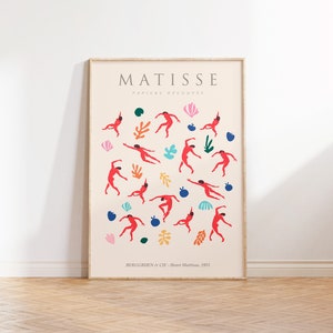 Puede incluir: Un p&oacute;ster con un dise&ntilde;o minimalista que presenta una disposici&oacute;n circular de figuras rojas bailando sobre un fondo beige claro. Las figuras est&aacute;n rodeadas de formas abstractas de colores y el texto "MATISSE PAPIERS DECOUPES BERGGRUEIN & CIE - Henri Matisse, 1953" est&aacute; impreso en la parte inferior.