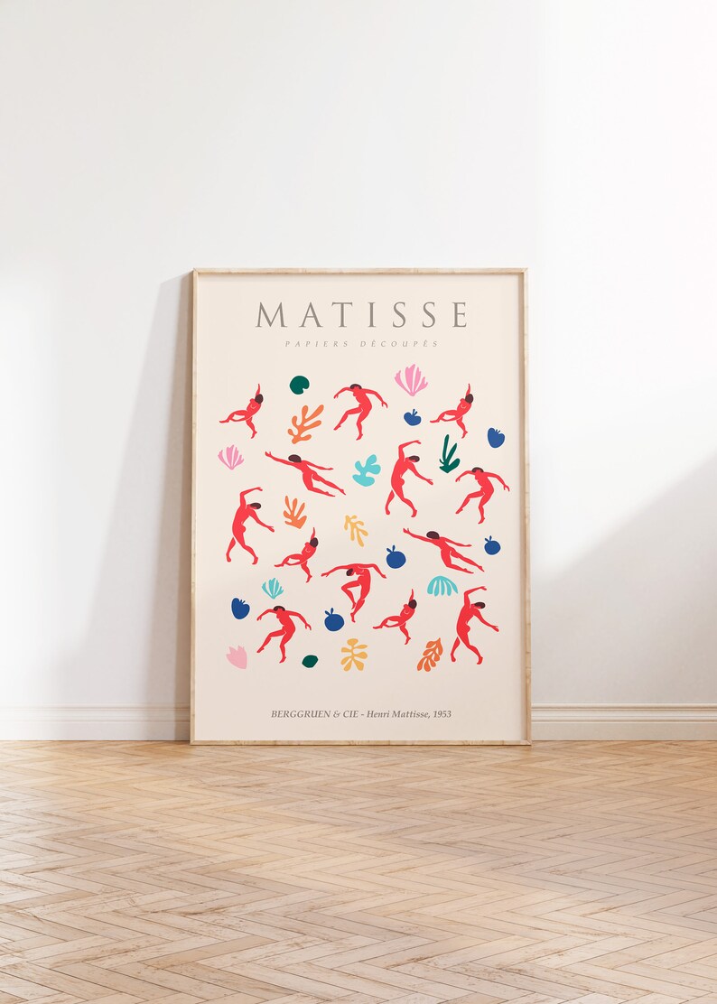 Puede incluir: Un p&oacute;ster con un dise&ntilde;o minimalista que presenta una disposici&oacute;n circular de figuras rojas bailando sobre un fondo beige claro. Las figuras est&aacute;n rodeadas de formas abstractas de colores y el texto "MATISSE PAPIERS DECOUPES BERGGRUEIN & CIE - Henri Matisse, 1953" est&aacute; impreso en la parte inferior.