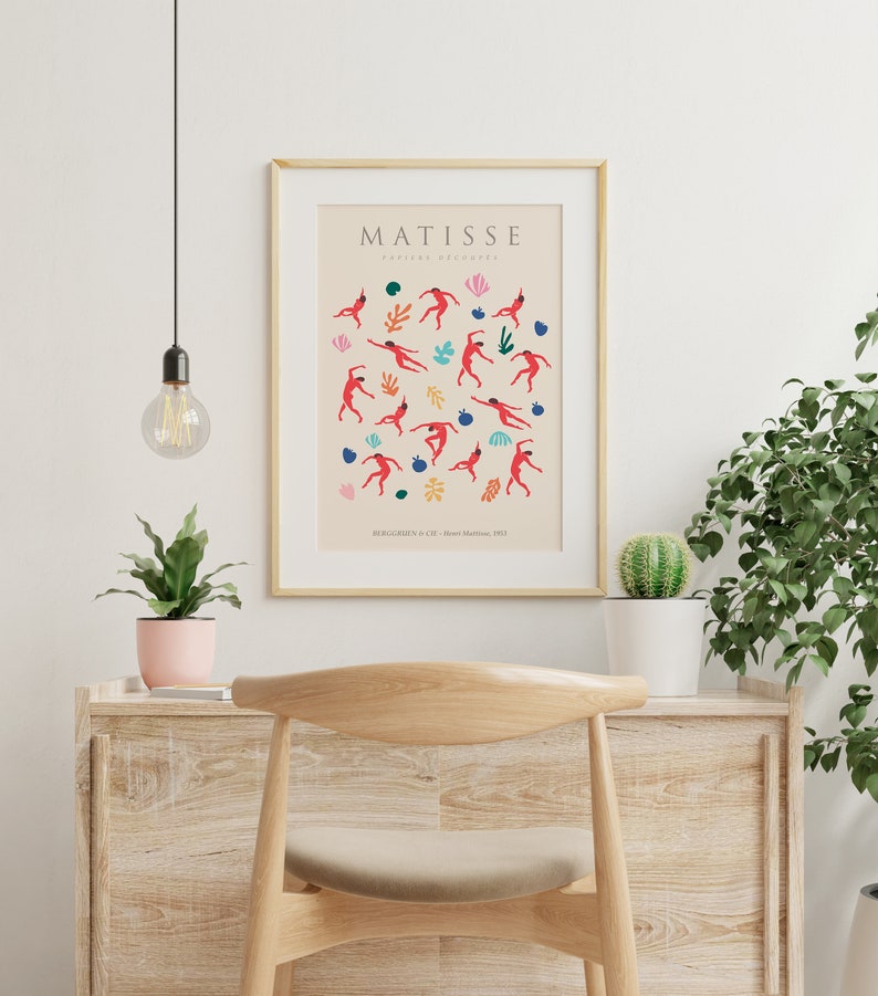 Puede incluir: Un p&oacute;ster con fondo beige que presenta una ilustraci&oacute;n colorida de bailarines y flores. El texto "MATISSE" y "PAPIERS DECOUPES" est&aacute; en la parte superior del p&oacute;ster. El texto "LE CARNAVAL" est&aacute; en la parte inferior del p&oacute;ster.