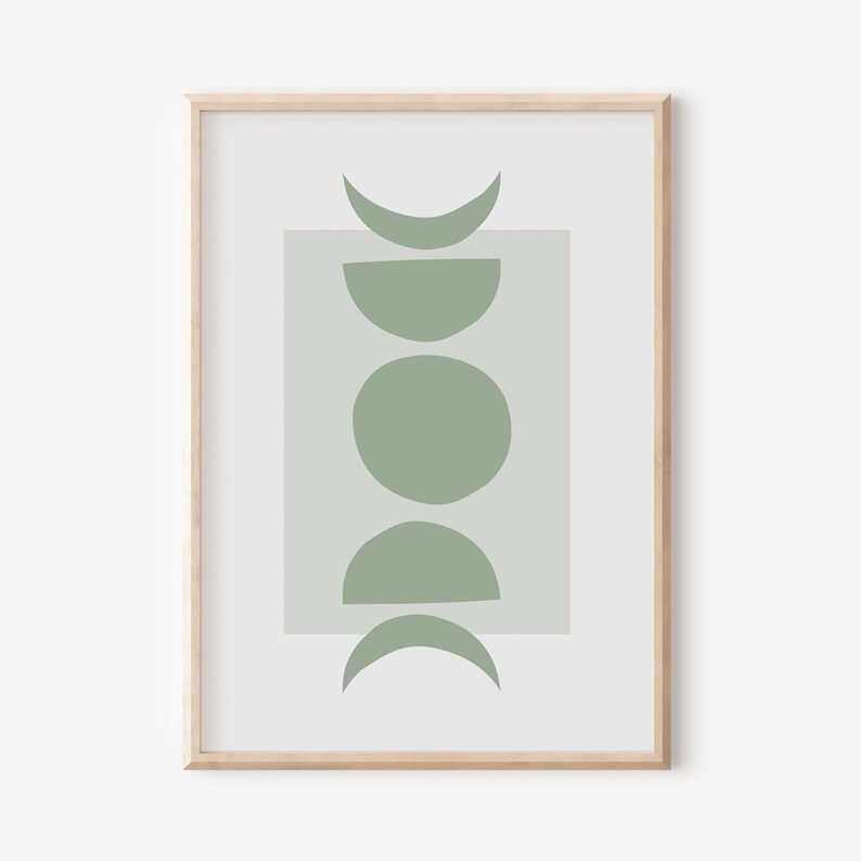 Pu&ograve; includere: Una stampa incorniciata con un design minimalista che presenta una serie di lune crescenti verdi e cerchi disposti verticalmente su uno sfondo grigio chiaro.