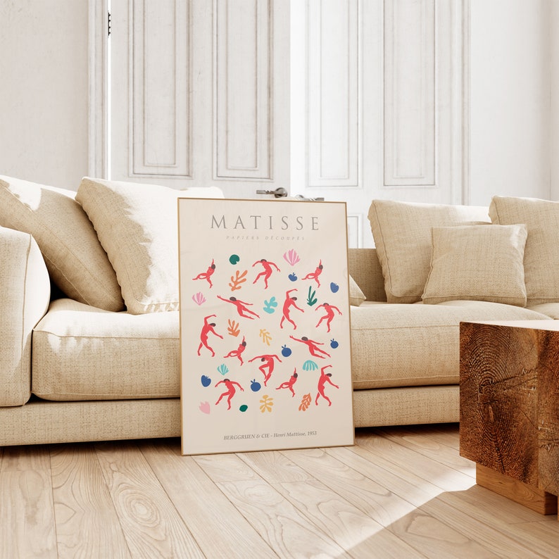 Puede incluir: Un p&oacute;ster con un dise&ntilde;o minimalista que presenta figuras rojas bailando sobre un fondo crema. El p&oacute;ster est&aacute; enmarcado en un marco fino y dorado. El texto "MATISSE" est&aacute; en la parte superior del p&oacute;ster, y el texto "BERGGREN & C:E - Henri Matisse, 1953" est&aacute; en la parte inferior.