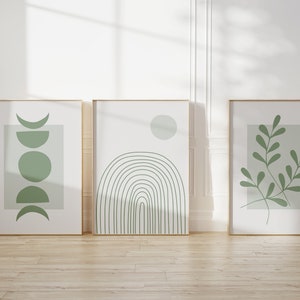 Pu&ograve; includere: Tre stampe incorniciate con disegni astratti minimalisti in tonalit&agrave; di verde. Le stampe presentano un design a mezzaluna, un arcobaleno e un ramo frondoso.