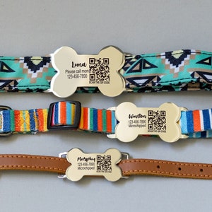 以下が含まれることがあります： 骨の形をしたデザインの銀製の犬用タグが3つ。各タグには、異なる名前、電話番号、QRコードが刻印されています。タグは、カラフルな模様の異なる犬用首輪に取り付けられています。
