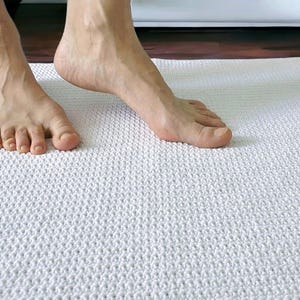 Moderne Badematte aus Baumwolle: Handgewebter Wendeteppich