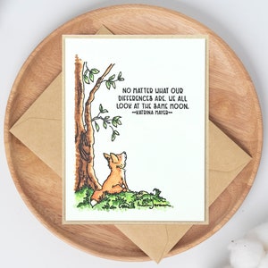 Carte de l'amitié, carte d'illustrations Anita Jeram, même lune, renard assis sur l'herbe