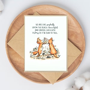 Renards d’amitié assis sur la plage, carte d’illustrations Anita Jeram, renards amis coquillages