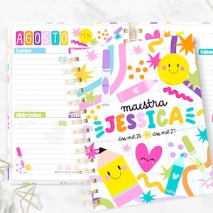 Puede incluir: Una agenda de espiral con fondo de cuadrícula blanca que presenta ilustraciones coloridas de un lápiz amarillo, un corazón rosa y marcadores. La portada muestra el texto 'maestra JESSICA' en letras negras y coloridas, con 'dos mil 26' y 'dos mil 27' impresos debajo.