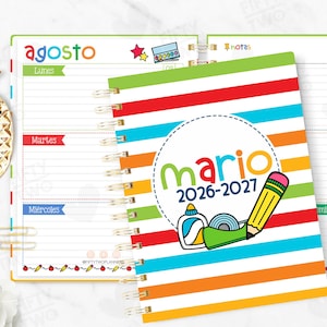 Könnte beinhalten: Ein spiralgebundenes Notizbuch mit einem farbenfrohen gestreiften Einband. Der Einband zeigt den Namen "Mario" und die Jahre 2026-2027. Das Notizbuch enthält Wochen- und Monatslayouts, wobei der Monat August angezeigt wird. Das Design integriert Schulmaterial.
