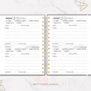 Op de afbeelding: Een zwart-witte planner met een gouden spiraalbinding. De planner heeft een checklist voor taken, waaronder "in equipo", "documento impreso", "comprar material", "trabajo extra", "examen", "notas de entrega" en "tarea".