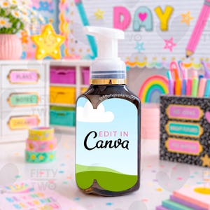 Könnte beinhalten: Ein schwarzer Seifenspender mit weißer Pumpe und goldener Zierleiste. Das Etikett zeigt einen blauen Himmel mit einer Wolke, grünen Hügeln und dem Text "Edit in Canva". Der Hintergrund umfasst einen Regenbogen, Bleistifte und dekorative Elemente.
