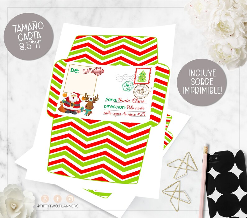 May include: Printable Christmas envelope template with a red and green chevron pattern. The envelope has a space for the recipient's address and a section for a letter. The text on the envelope reads "Para: Santa Claus: Direccion: Polo norte calle copos de nieve #25".