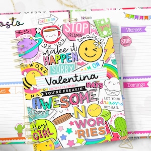 Op de afbeelding: Een kleurrijke spiraalgebonden planner met de naam "Valentina" op de omslag. De omslag is versierd met stickers en zinnen als "Awesome" en "No Worries". De planner is opengeklapt op een weekoverzicht, met de maand augustus zichtbaar.