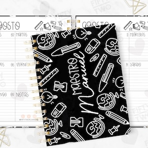 Peut inclure: Un agenda à spirales ouvert sur le mois d'août, avec une couverture noire ornée d'illustrations blanches sur le thème de l'école et le nom "MAESTRO Manuel". Les pages de l'agenda présentent une mise en page hebdomadaire.