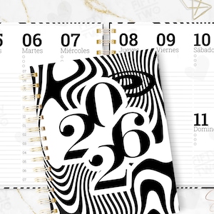 Peut inclure: Un agenda à spirales avec une couverture à motifs noirs et blancs représentant l'année "2026". Les pages ouvertes affichent les jours de la semaine en espagnol, avec une reliure à spirales dorées. L'agenda est conçu pour la planification hebdomadaire.