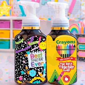 Könnte beinhalten: Zwei schwarze Seifenspender mit weißen Pumpen und goldenen Zierleisten. Einer hat ein Notizbuchpapier-Design mit dem Text "Best Teacher Ever". Der andere hat ein gelbes Buntstift-Design mit dem Text "Crayons" und "The Best Teacher Ever".