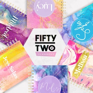 Könnte beinhalten: Sechs bunte Spiralblöcke mit abstrakten Aquarelldesigns und goldenen Akzenten. Jeder Block hat einen Namen in weißer Schrift. Die Blöcke sind in einem Kreis um die Worte "FIFTY TWO PLANNERS" angeordnet.