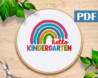 Op de afbeelding: Een kruissteekpatroon met een regenboog en de tekst "hello kindergarten" in rood, oranje, geel, groen, blauw en paars.