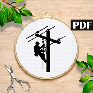 Könnte beinhalten: Schwarz-weiße Silhouette eines Linienarbeiters, der einen Strommast mit Drähten hinaufklettert.