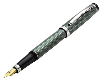 Stylo plume Xezo Incognito, pointe moyenne. Laque vert zinc sur laiton guilloché. Plaqué platine. Fait main et édition limitée