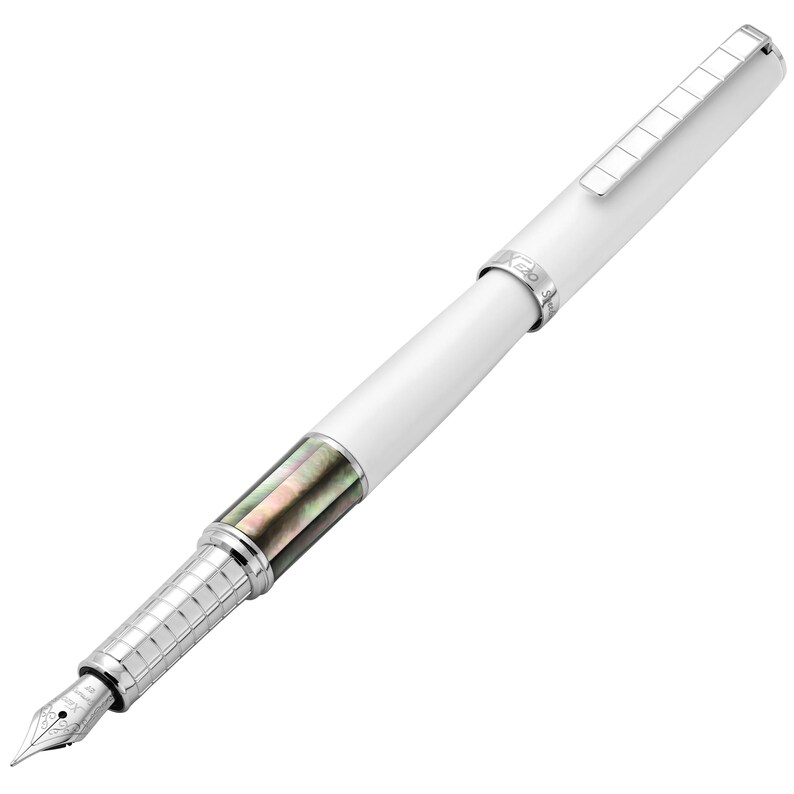 Pode incluir: Uma caneta-tinteiro branca com pena e detalhes prateados. A caneta apresenta uma sec&ccedil;&atilde;o com um design de madrep&eacute;rola e um clipe prateado. &Eacute; um instrumento de escrita.