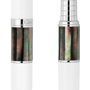 Pode incluir: Caneta-tinteiro branca com detalhes prateados. A caneta apresenta uma sec&ccedil;&atilde;o de material iridescente e uma pena prateada. A imagem mostra a caneta com e sem a tampa.