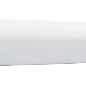 Pode incluir: Uma caneta-tinteiro branca com detalhes prateados. A caneta possui uma pena prateada, uma se&ccedil;&atilde;o com design de madrep&eacute;rola e um clipe prateado. &Eacute; projetada para escrita.