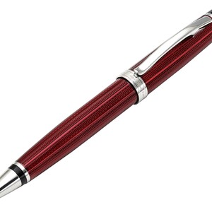 Stylo à bille Xezo Incognito sérialisé en laiton laqué rouge bordeaux, gravé diamant. Plaqué platine
