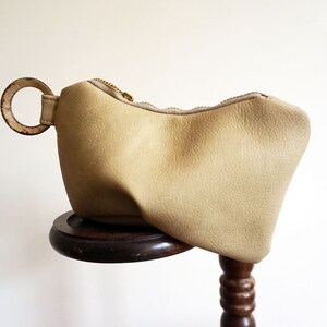 Petite poche en cuir en faux beige Sac de maquillage bourse de pièces de monnaie sac d’embrayage cuir végétalien sans cruauté