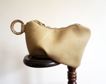 Petite poche en cuir en faux beige Sac de maquillage bourse de pièces de monnaie sac d’embrayage cuir végétalien sans cruauté