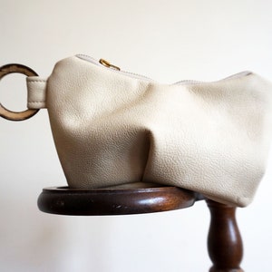 Petite poche en cuir en faux blanc Sac de maquillage bourse de pièces de monnaie sac d’embrayage cuir végétalien sans cruauté