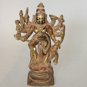 Die Göttin Durga erschlägt den Dämon Mahishasura