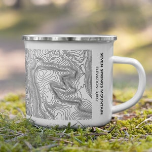 Carte topographique d’élévation de la tasse de montagne de Seven Springs | Seven Springs Ski Mountain Camping Mug pour skieurs et snowboarders Seven Springs Ski