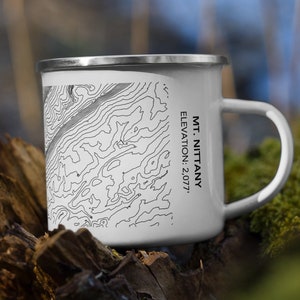 Tasse en émail Mount Nittany avec lignes de contour d’élévation | Tasse du Collège d’État du Mont Nittany | Camping Mug Randonneurs, Grimpeurs Grad Gift Penn State PSU