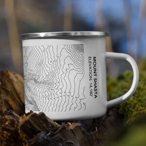 Mount Shasta Emaille-Tasse mit Erhebung Topographie Linien | Mount Shasta California Camping Tasse | Tasse für Wanderer, Kletterer Gipfel Souvenir