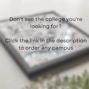 K&ouml;nnte beinhalten: Ein schwarzer gerahmter Druck mit wei&szlig;em Text, der lautet: "Sie sehen das College, das Sie suchen, nicht? Klicken Sie auf den Link in der Beschreibung, um einen beliebigen Campus zu bestellen."