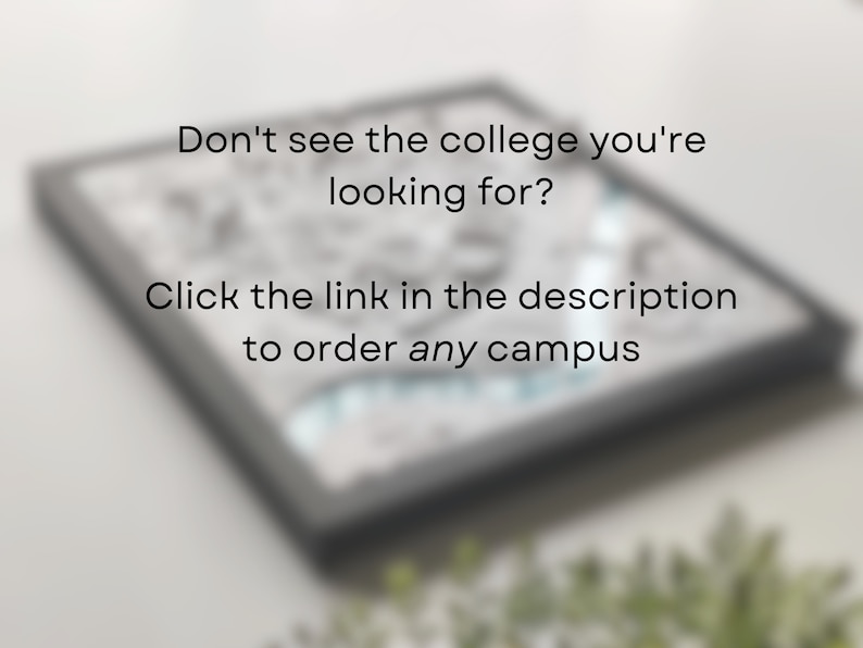 K&ouml;nnte beinhalten: Ein schwarzer gerahmter Druck mit wei&szlig;em Text, der lautet: "Sie sehen das College, das Sie suchen, nicht? Klicken Sie auf den Link in der Beschreibung, um einen beliebigen Campus zu bestellen."