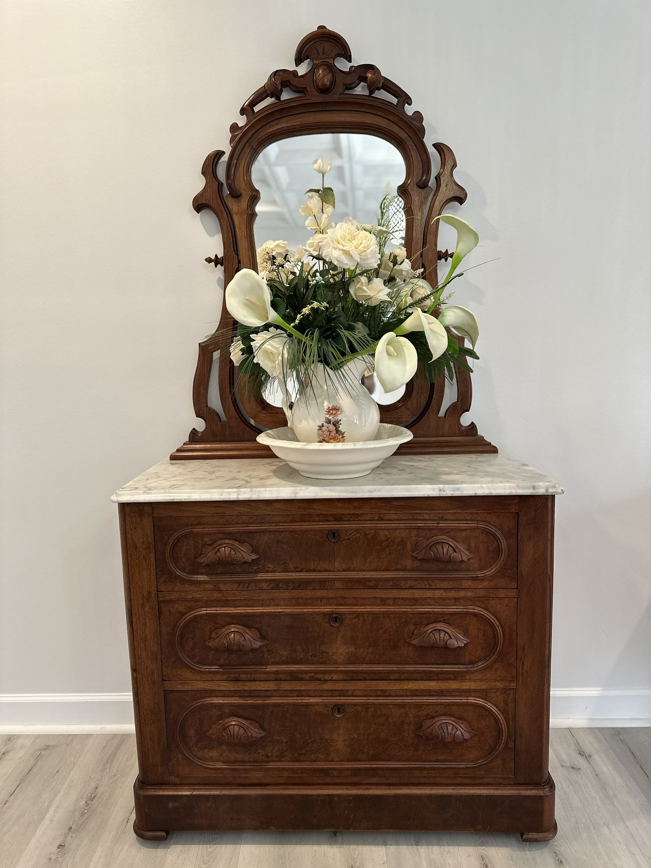 Chest with mirror on top deals