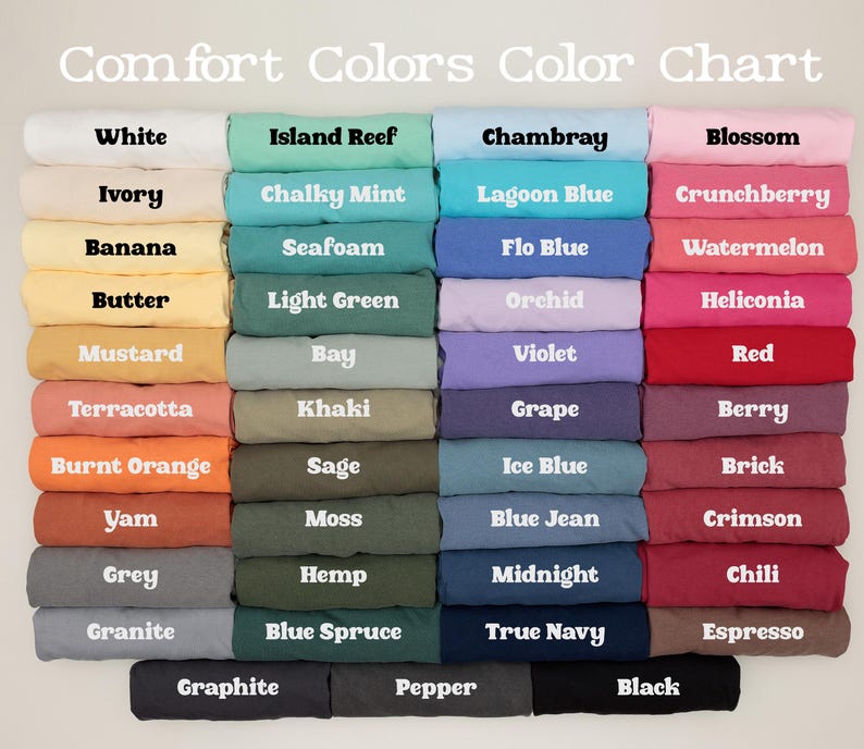 Op de afbeelding: Een kleurenkaart met een verscheidenheid aan Comfort Colors t-shirts. De kaart bevat kleuren als wit, ivoor en banaan, evenals tinten blauw, groen en rood. De tekst "Comfort Colors Color Chart" staat bovenaan.