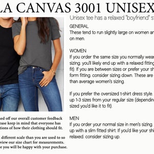 K&ouml;nnte beinhalten: Ein schwarzes T-Shirt und ein dunkelgraues T-Shirt kombiniert mit blauen Jeans. Das Bild enth&auml;lt den Text BELLA CANVAS 3001 UNISEX TEE, der Gr&ouml;&szlig;enhinweise f&uuml;r eine lockere Passform sowie Empfehlungen f&uuml;r verschiedene K&ouml;rpertypen bietet.